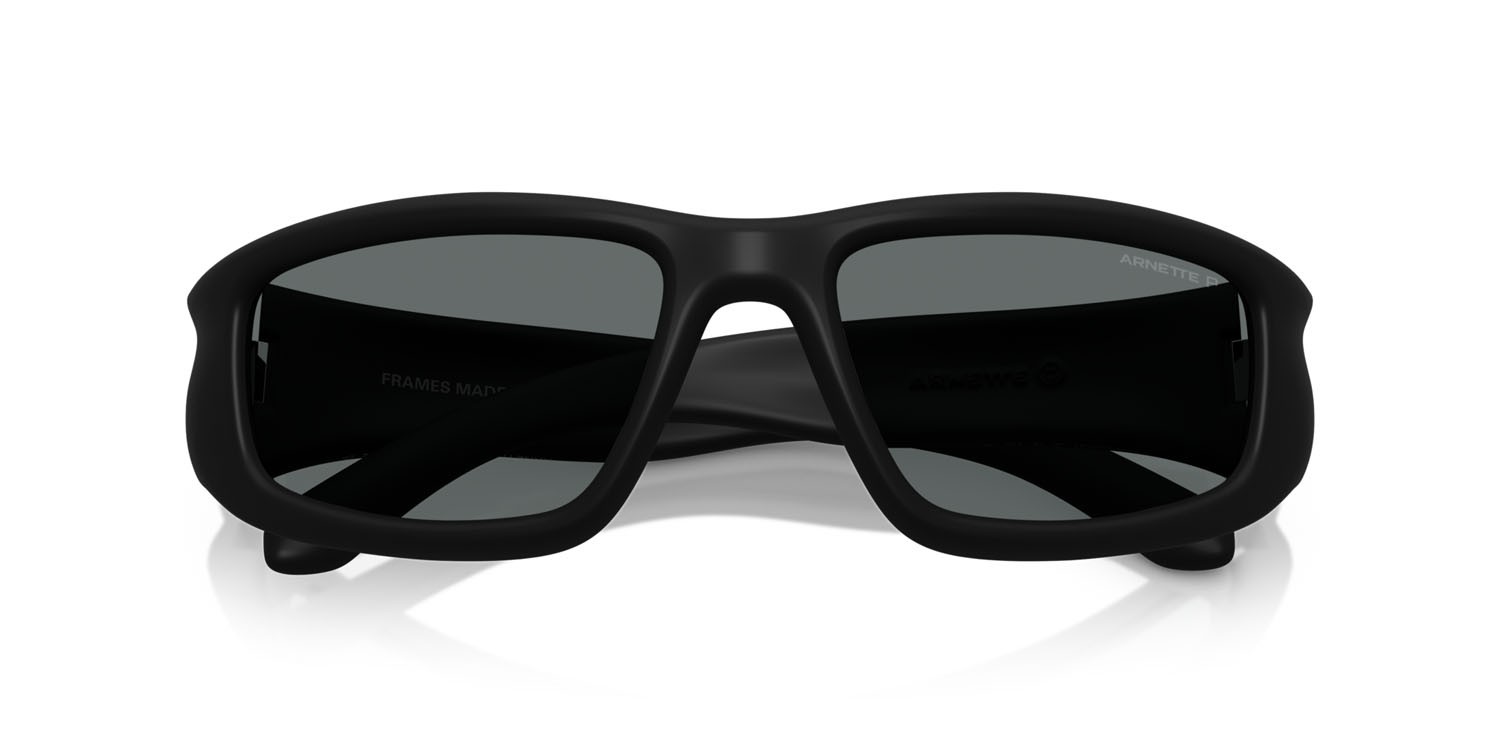 Sunglasses Arnette Zyme AN 4358 (290081) color gomma nera shape square lenses polar grigio scuro
