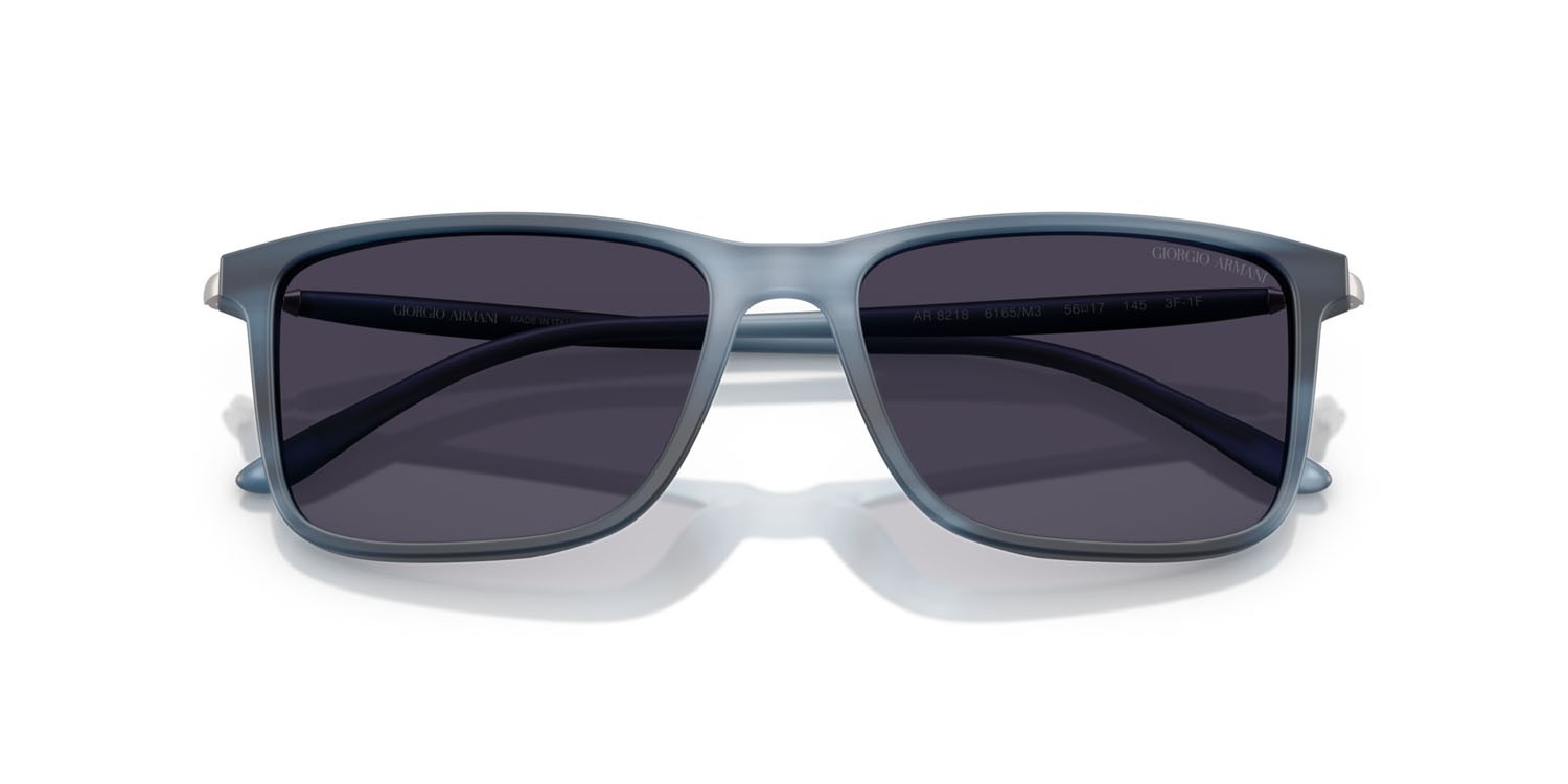 Occhiali da sole Giorgio Armani AR 8218 (6165M3) colore blu opaco striato forma rettangolare lenti fotocromatica grigio