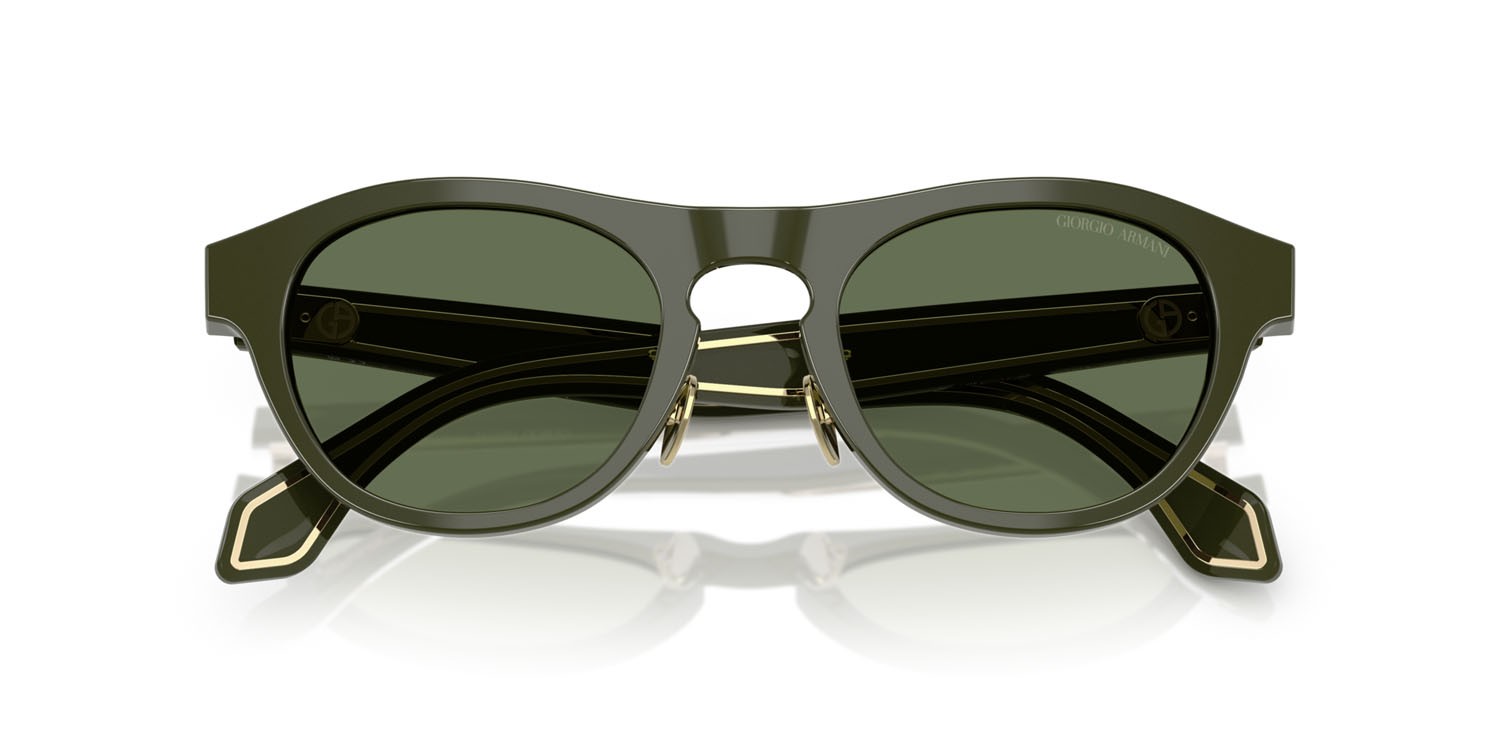 Occhiali da sole Giorgio Armani AR 8225 (61932A) colore verde scuro tinta unita forma ovale lenti verde