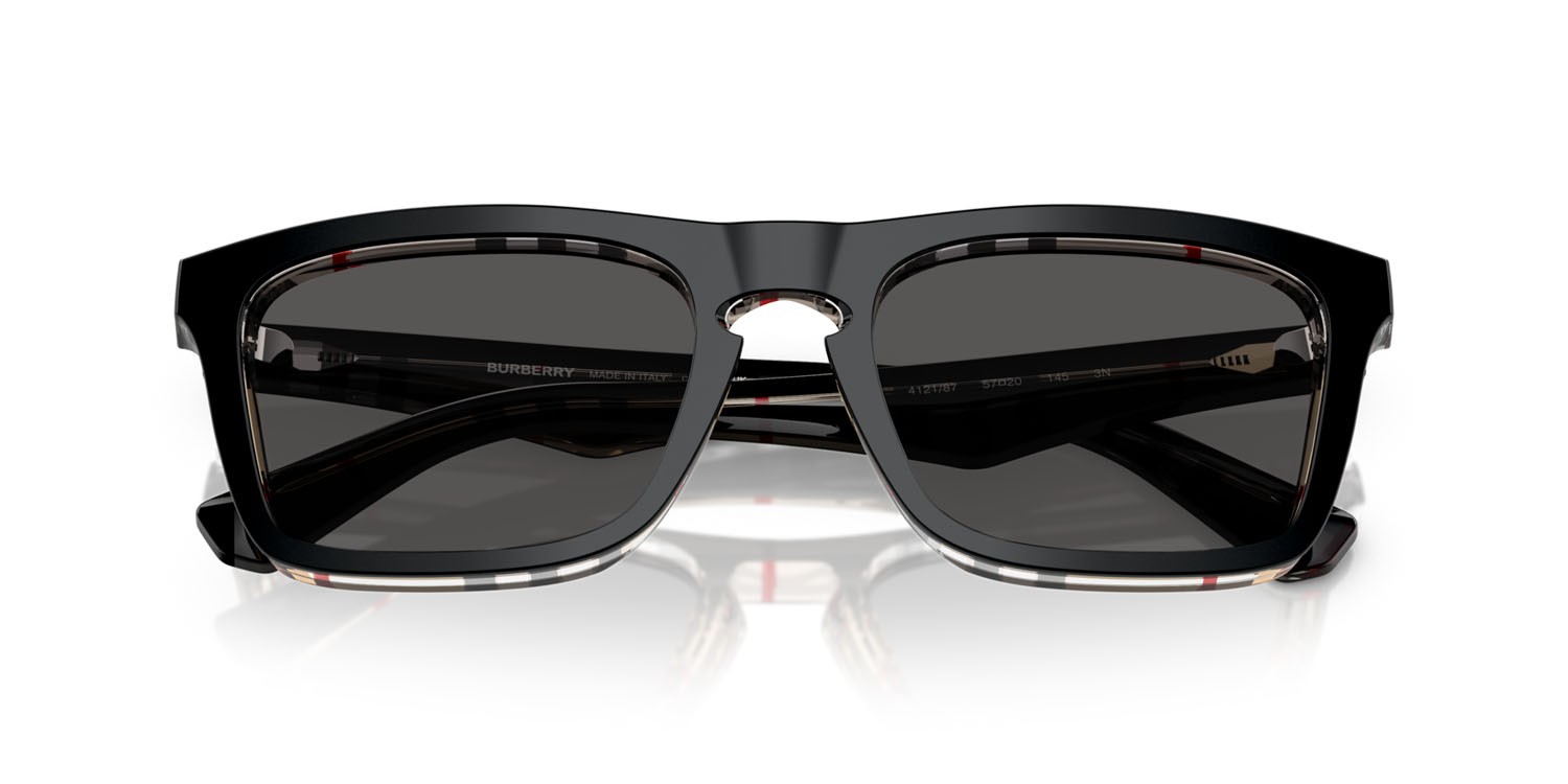 Occhiali da sole Burberry BE 4434 (412187) colore top nero su motivo a quadri vintage forma quadrato lenti grigio scuro