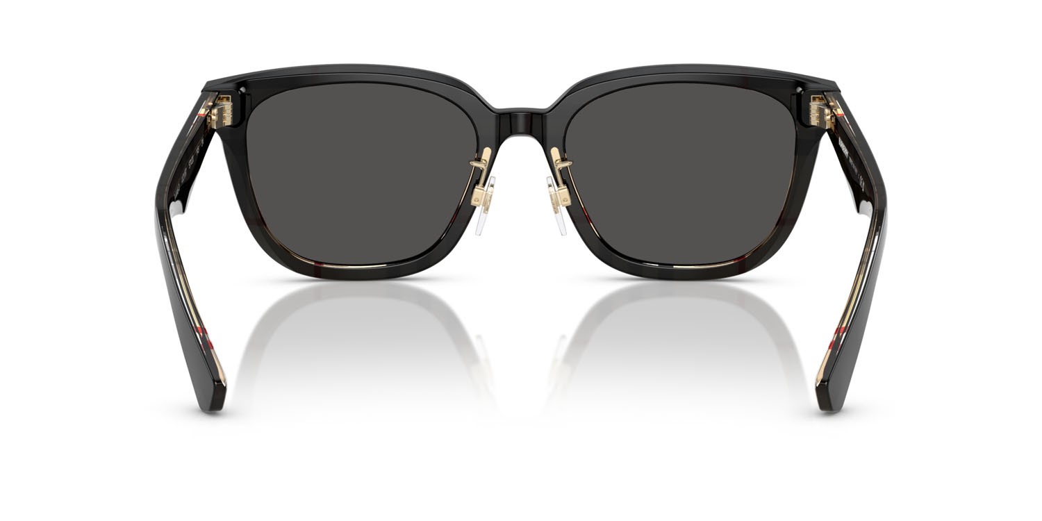 Occhiali da sole Burberry BE 4446D (412187) colore top nero su motivo a quadri vintage forma quadrato lenti grigio scuro