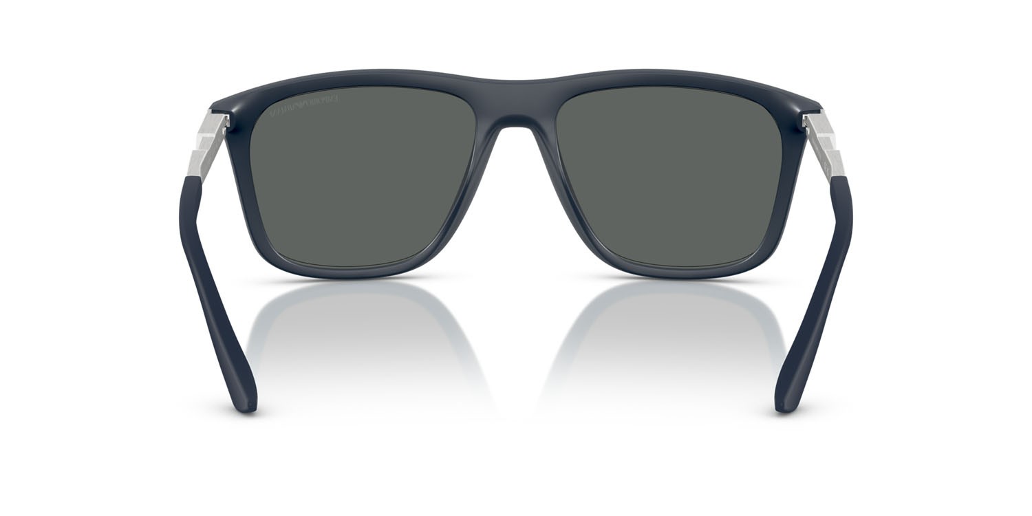 Occhiali da sole Emporio Armani EA 4237 (618925) colore blu scuro opaco forma quadrato lenti grigio scuro antiriflesso con filtro anti luce blu esterno