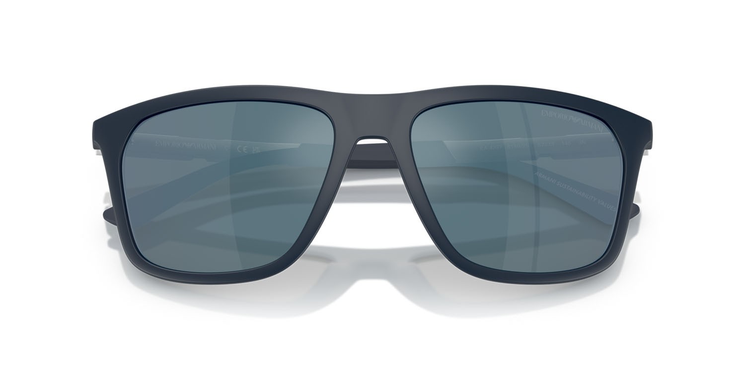 Occhiali da sole Emporio Armani EA 4237 (618925) colore blu scuro opaco forma quadrato lenti grigio scuro antiriflesso con filtro anti luce blu esterno