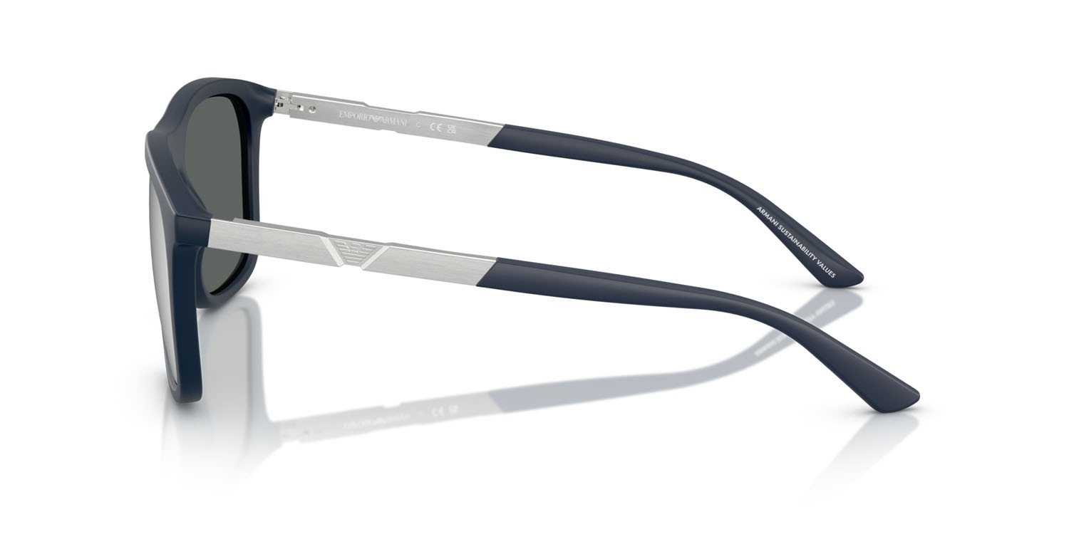Occhiali da sole Emporio Armani EA 4237 (618925) colore blu scuro opaco forma quadrato lenti grigio scuro antiriflesso con filtro anti luce blu esterno