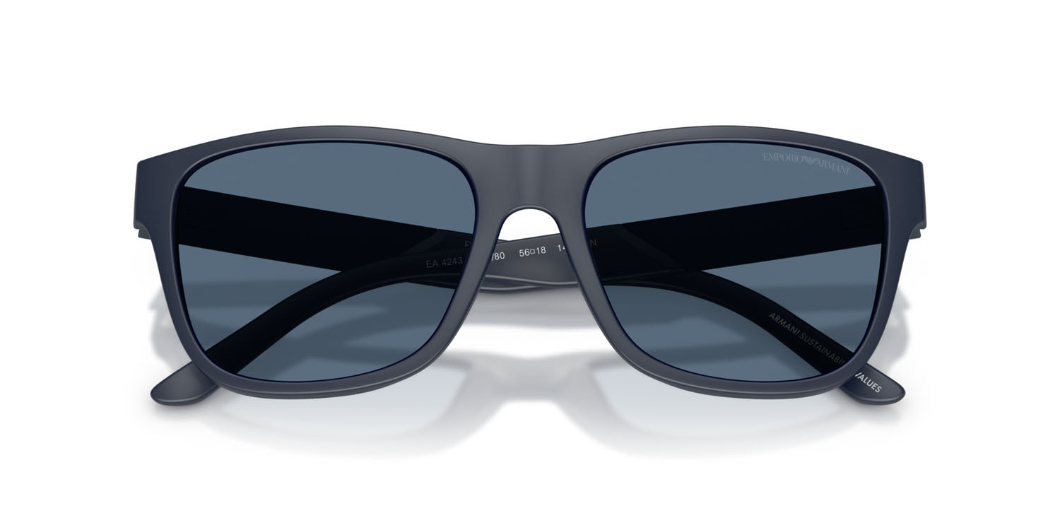 Occhiali da sole Emporio Armani EA 4243 (624480) colore blu opaco forma quadrato lenti blu scuro