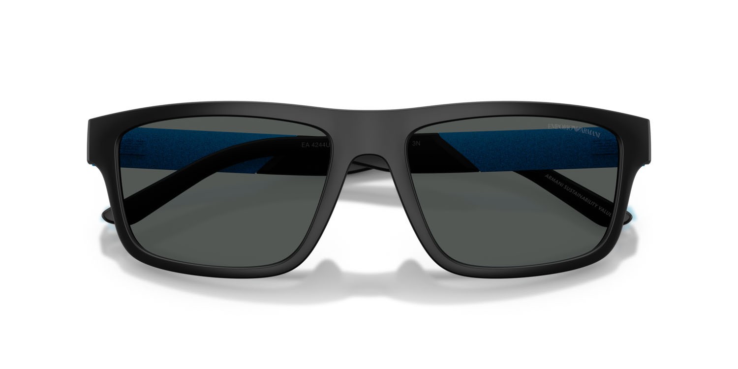 Occhiali da sole Emporio Armani EA 4244U (500187) colore nero opaco forma rettangolare lenti grigio scuro