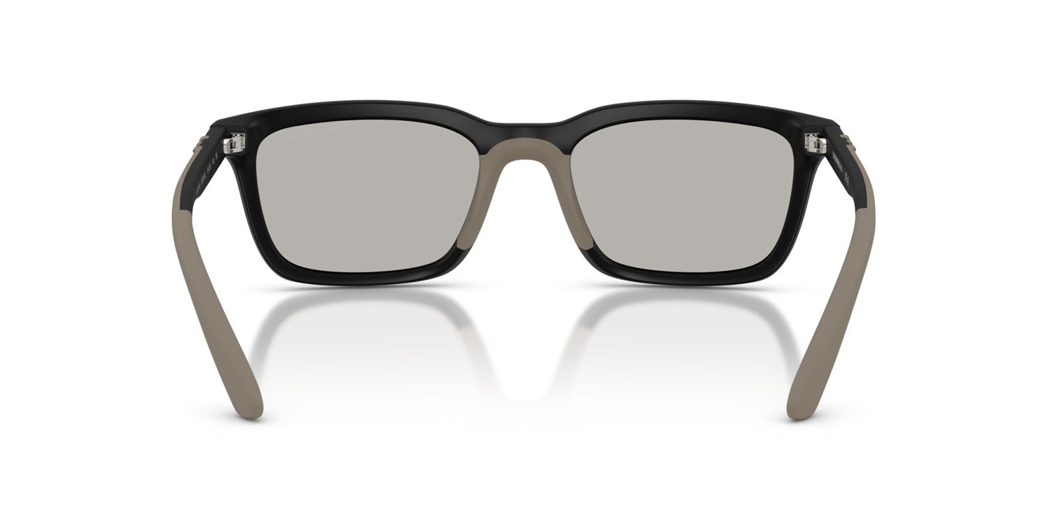 Occhiali da sole Emporio Armani EA 4249U (50016G) colore nero opaco forma rettangolare lenti grigio chiaro/flash argento