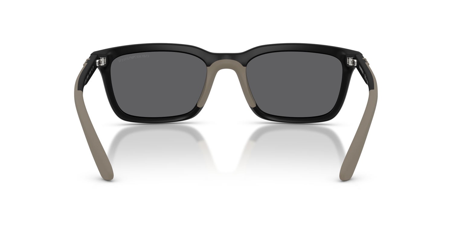 Occhiali da sole Emporio Armani EA 4249U (500181) colore nero opaco forma rettangolare lenti polar grigio