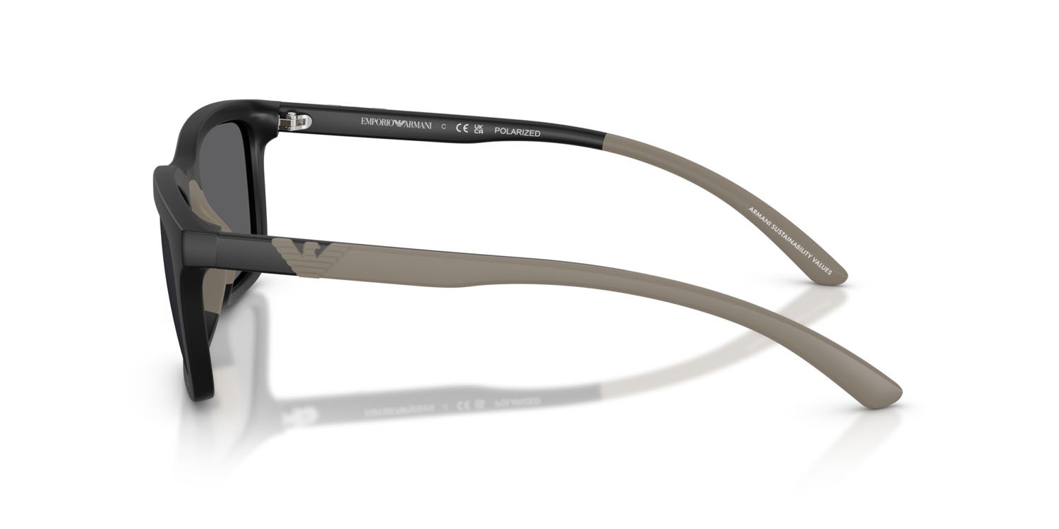 Occhiali da sole Emporio Armani EA 4249U (500181) colore nero opaco forma rettangolare lenti polar grigio