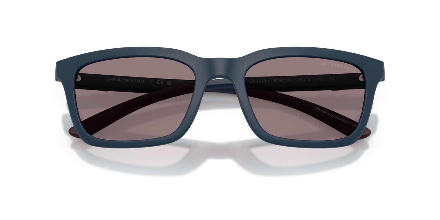 Occhiali da sole Emporio Armani EA 4249U (62607N) colore blu opaco forma rettangolare lenti violetto scuro