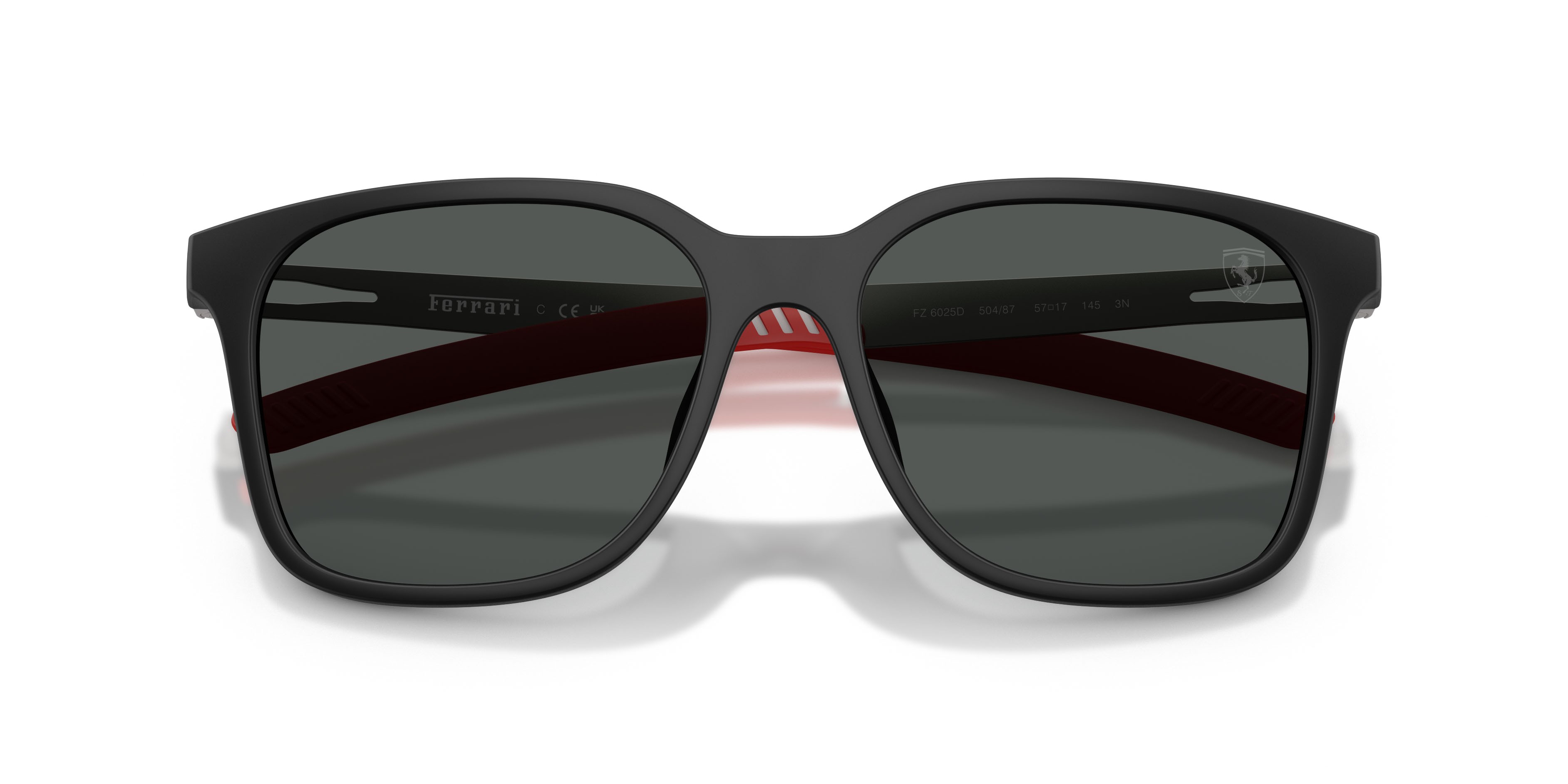 Occhiali da sole Ferrari Scuderia FZ 6025D (504/87) colore nero opaco forma quadrato lenti grigio scuro