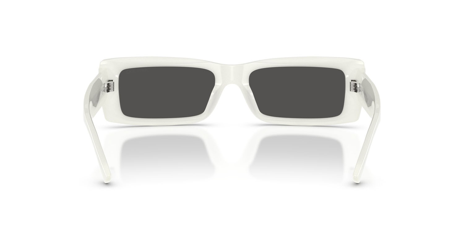 Occhiali da sole Jimmy Choo JC 5040U (506687) colore opale latte forma rettangolare lenti grigio scuro