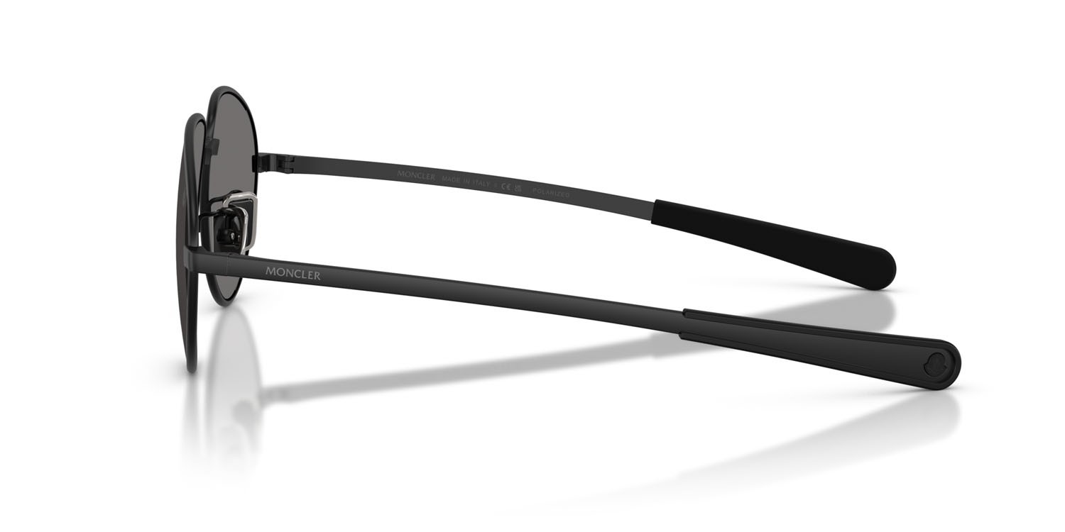 Occhiali da sole Moncler Vizla ME 4009 (100181) colore nero opaco forma aviator lenti polarizzata grigio scuro tinta unita
