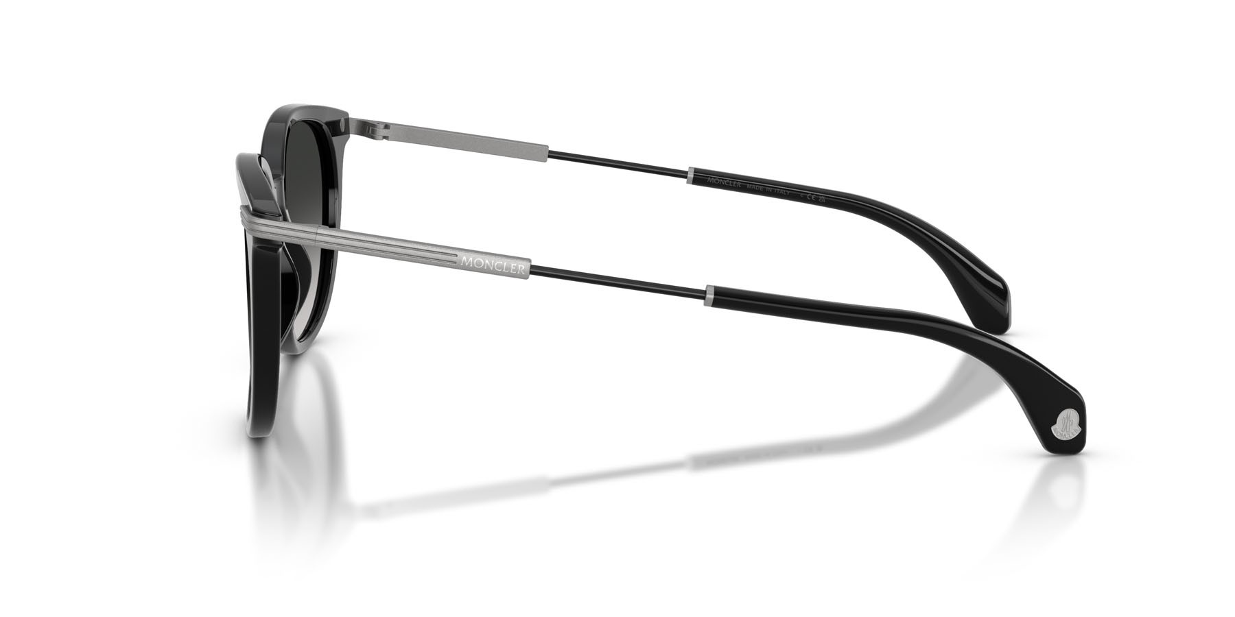 Occhiali da sole Moncler Korra ME 6013 (30013C) colore nero lucido forma ovale lenti grigio scuro sfumato