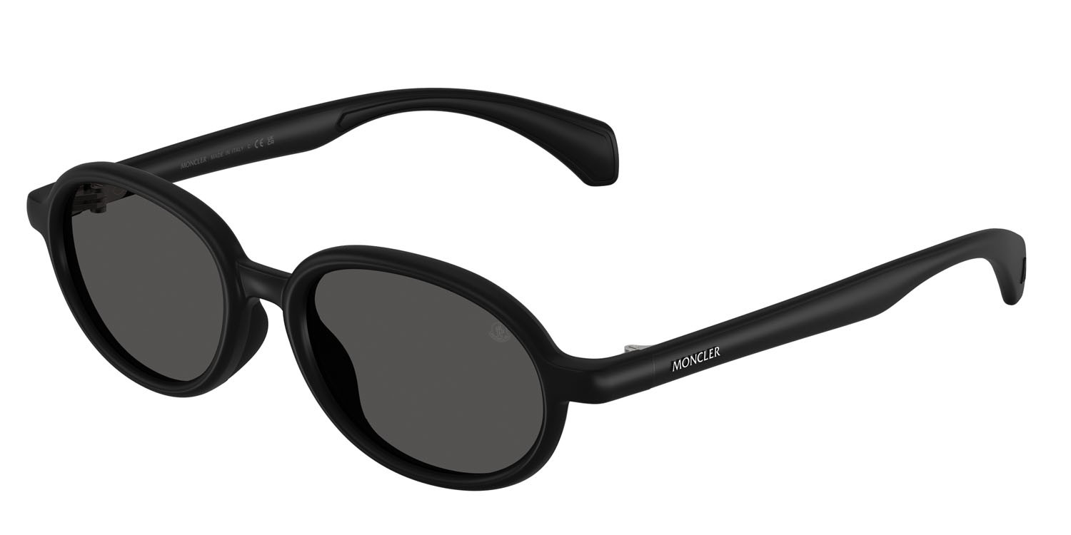 Occhiali da sole Moncler Caprice ME 8006 (500687) colore nero opaco forma ovale lenti grigio chiaro sfumato nero