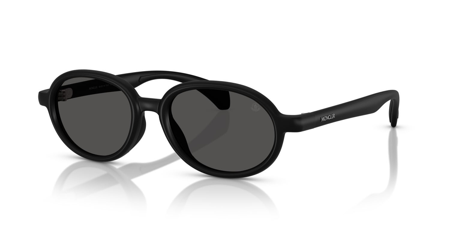 Occhiali da sole Moncler Caprice ME 8006 (500687) colore nero opaco forma ovale lenti grigio chiaro sfumato nero