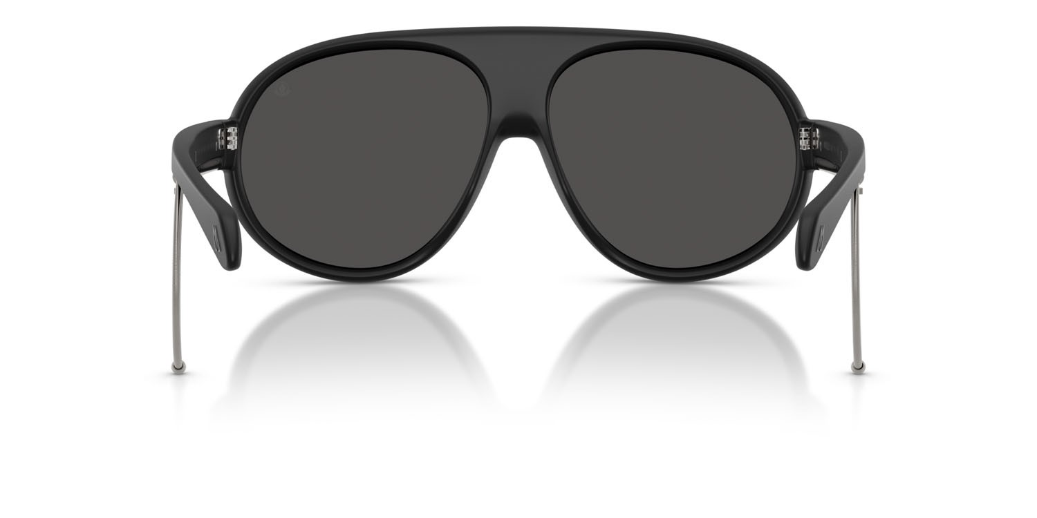 Sunglasses Moncler Vantaj ME 8007U (500687) color nero opaco shape aviator lenses grigio scuro tinta unita
