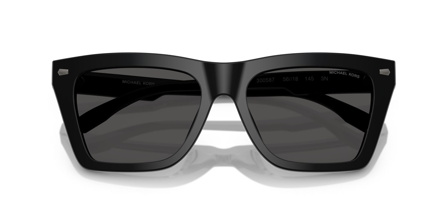 Occhiali da sole Michael Kors Pebble Beach MK 2225U (300587) colore nero forma quadrato lenti grigio scuro tinta unita