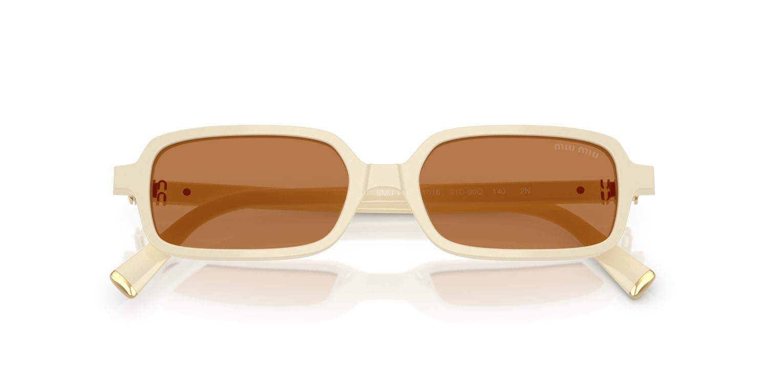 Occhiali da sole Miu Miu MU 11ZS (21D90Q) colore bianco latte forma rettangolare lenti marrone