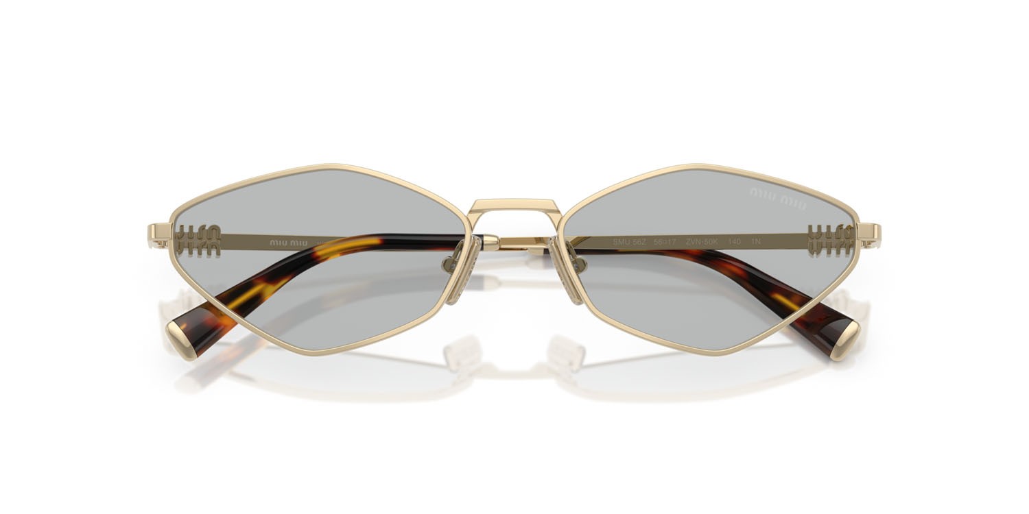 Occhiali da sole Miu Miu MU 56ZS (ZVN50K) colore oro pallido forma irregolare lenti grigio chiaro