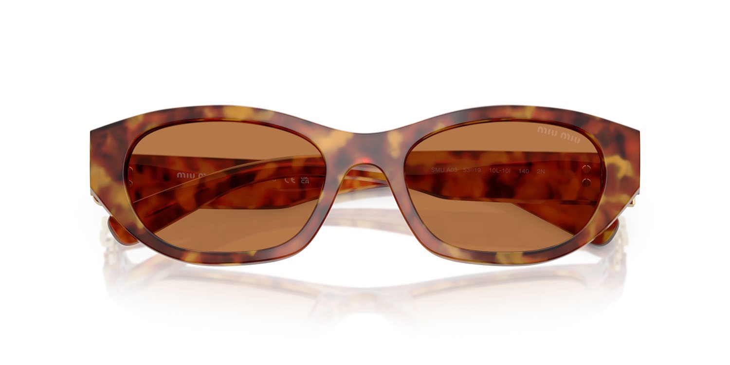 Occhiali da sole Miu Miu MU A03S (10L10I) colore havana chiaro forma irregolare lenti marrone
