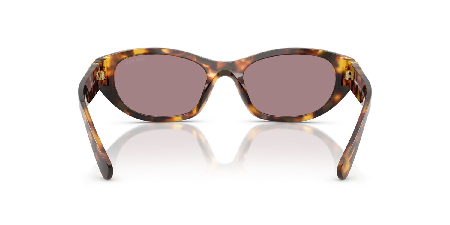 Occhiali da sole Miu Miu MU A03S (14L20I) colore havana miele forma irregolare lenti viola chiaro/marrone