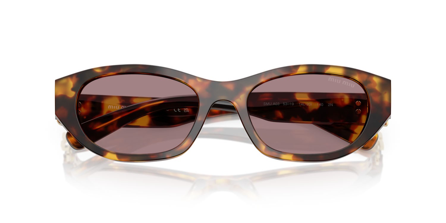 Occhiali da sole Miu Miu MU A03S (14L20I) colore havana miele forma irregolare lenti viola chiaro/marrone