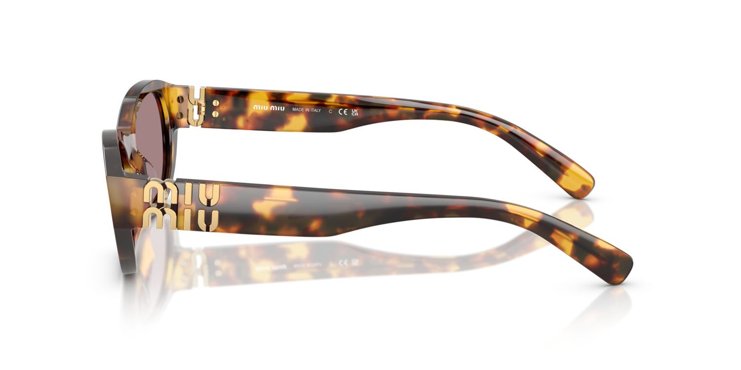 Occhiali da sole Miu Miu MU A03S (14L20I) colore havana miele forma irregolare lenti viola chiaro/marrone