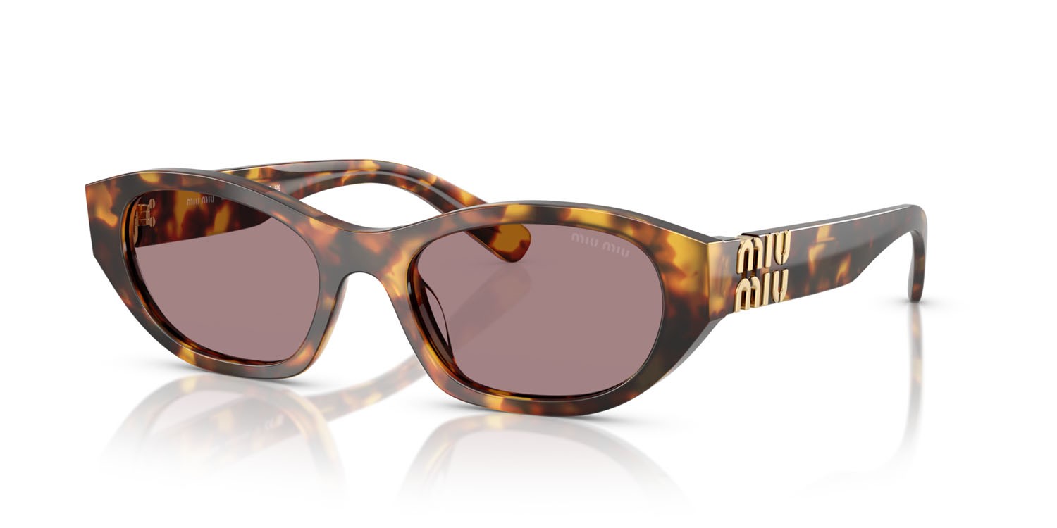 Occhiali da sole Miu Miu MU A03S (14L20I) colore havana miele forma irregolare lenti viola chiaro/marrone