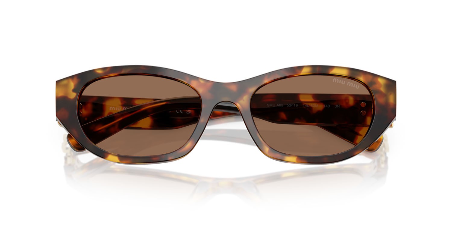 Occhiali da sole Miu Miu MU A03S (14L60M) colore havana miele forma irregolare lenti marrone scuro