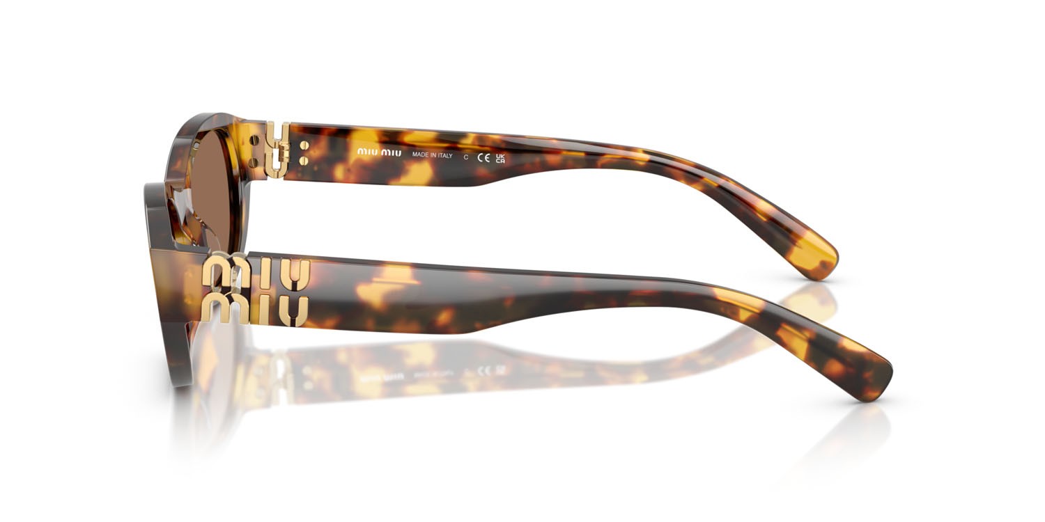 Occhiali da sole Miu Miu MU A03S (14L60M) colore havana miele forma irregolare lenti marrone scuro