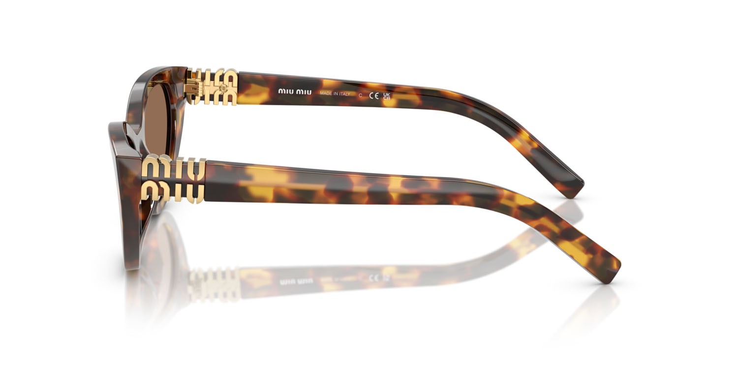Occhiali da sole Miu Miu MU A04S (14L60M) colore havana miele forma farfalla lenti marrone scuro