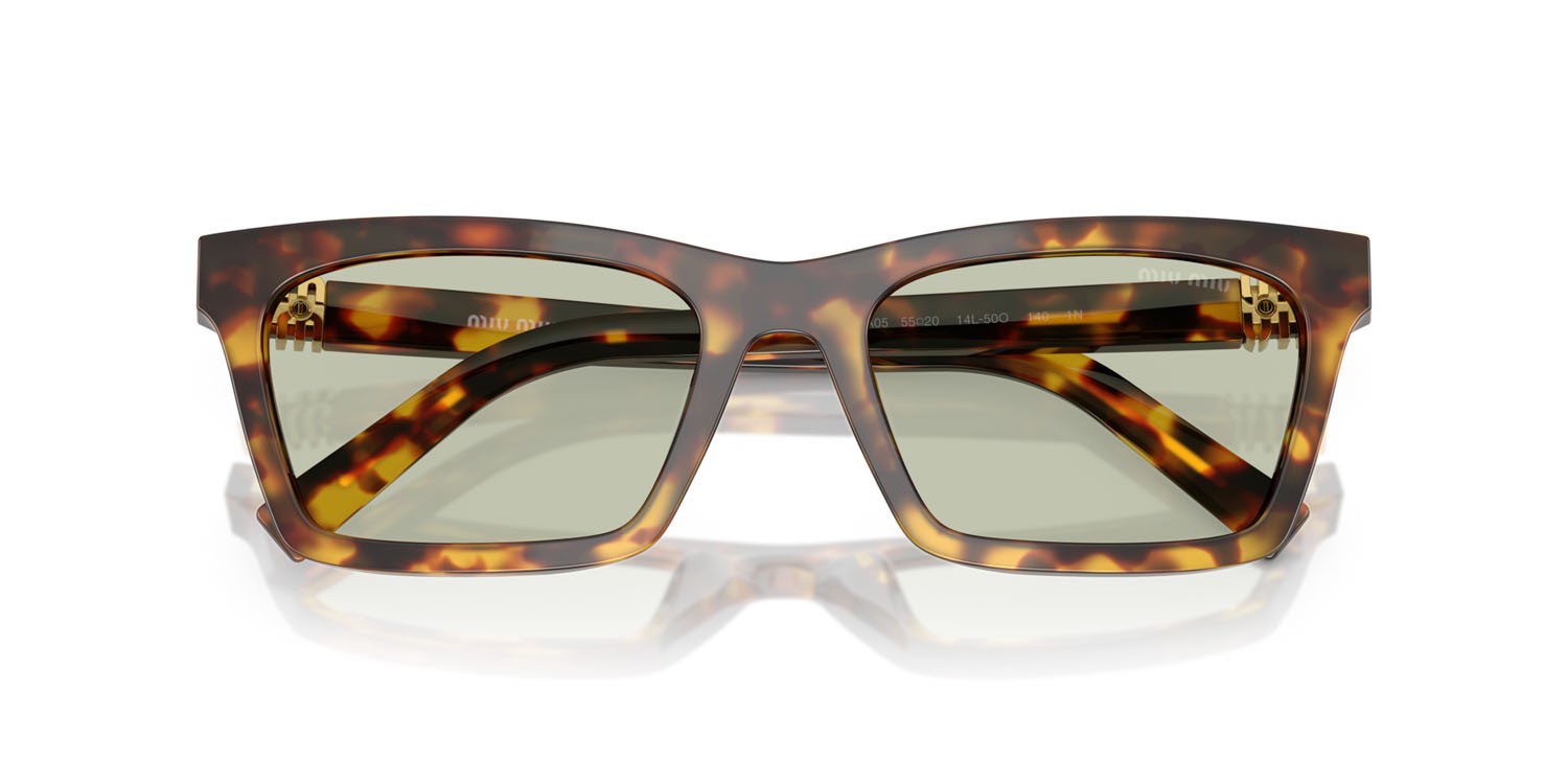 Occhiali da sole Miu Miu MU A05S (14L50O) colore havana miele forma rettangolare lenti verde chiaro
