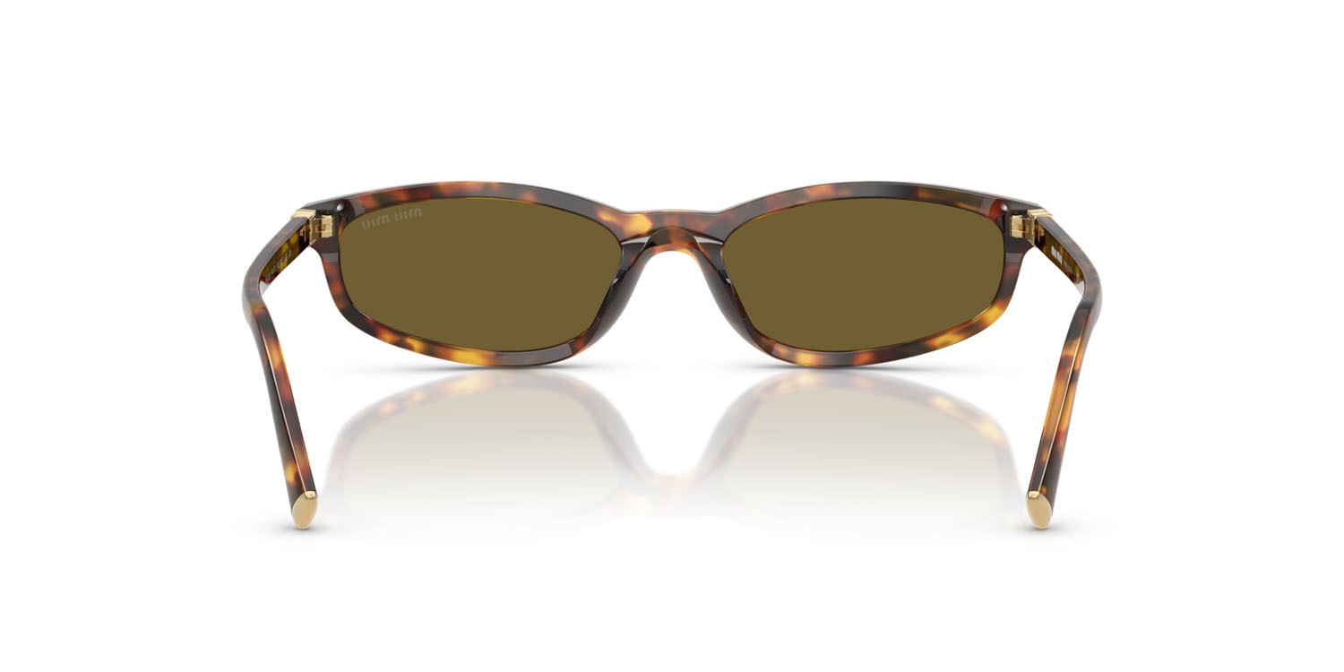 Occhiali da sole Miu Miu MU A06S (14L09Z) colore havana miele forma irregolare lenti marrone scuro