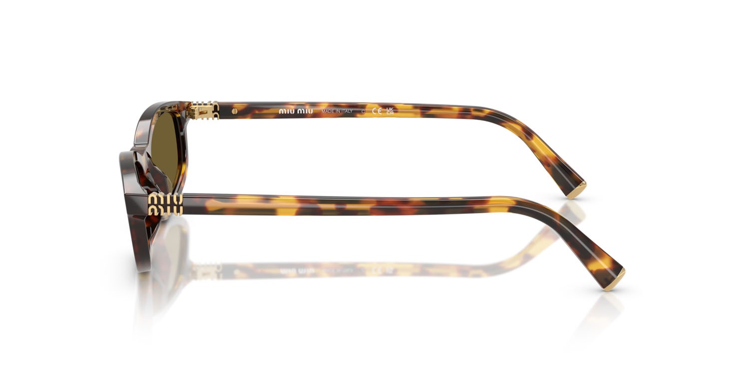 Occhiali da sole Miu Miu MU A06S (14L09Z) colore havana miele forma irregolare lenti marrone scuro