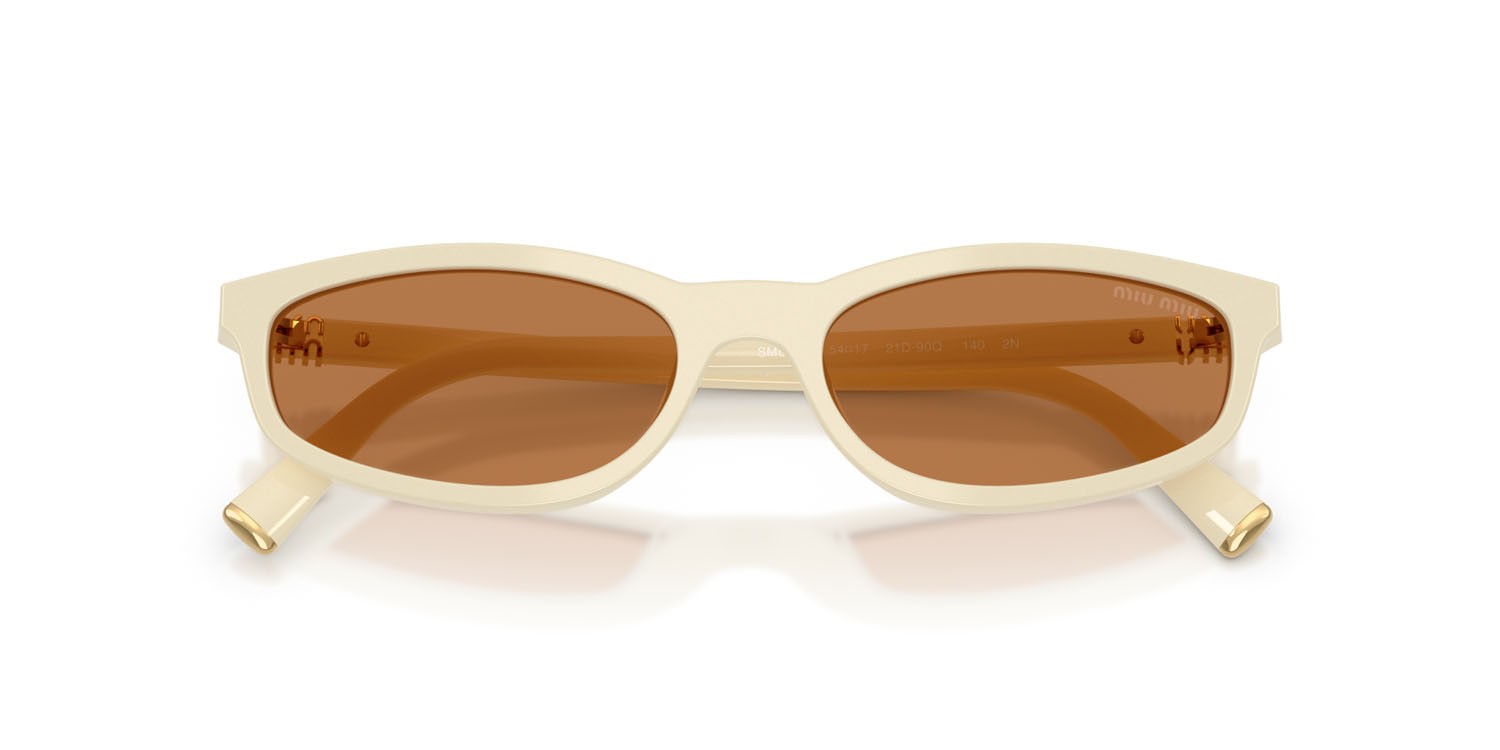 Occhiali da sole Miu Miu MU A06S (21D90Q) colore bianco latte forma irregolare lenti marrone