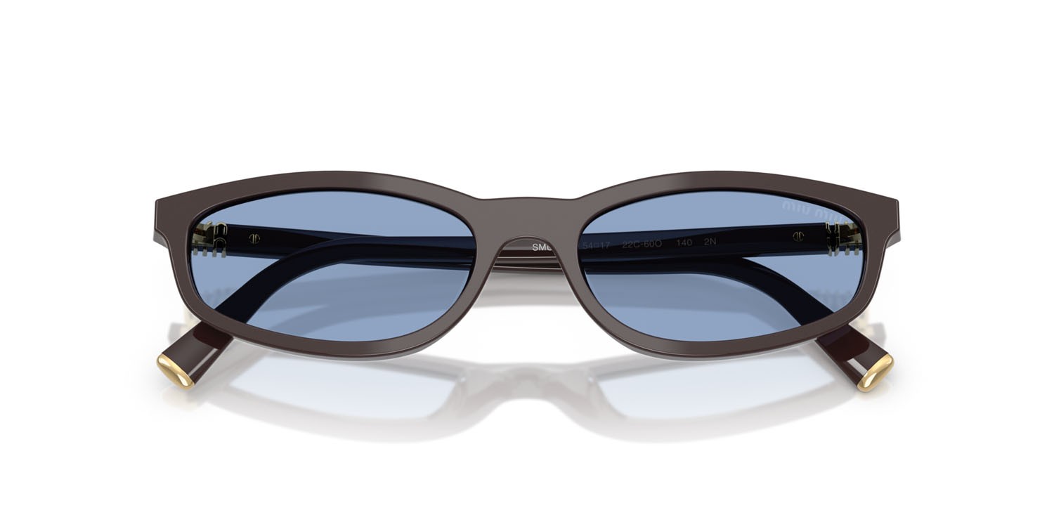 Occhiali da sole Miu Miu MU A06S (22C60O) colore moka forma irregolare lenti azzurro