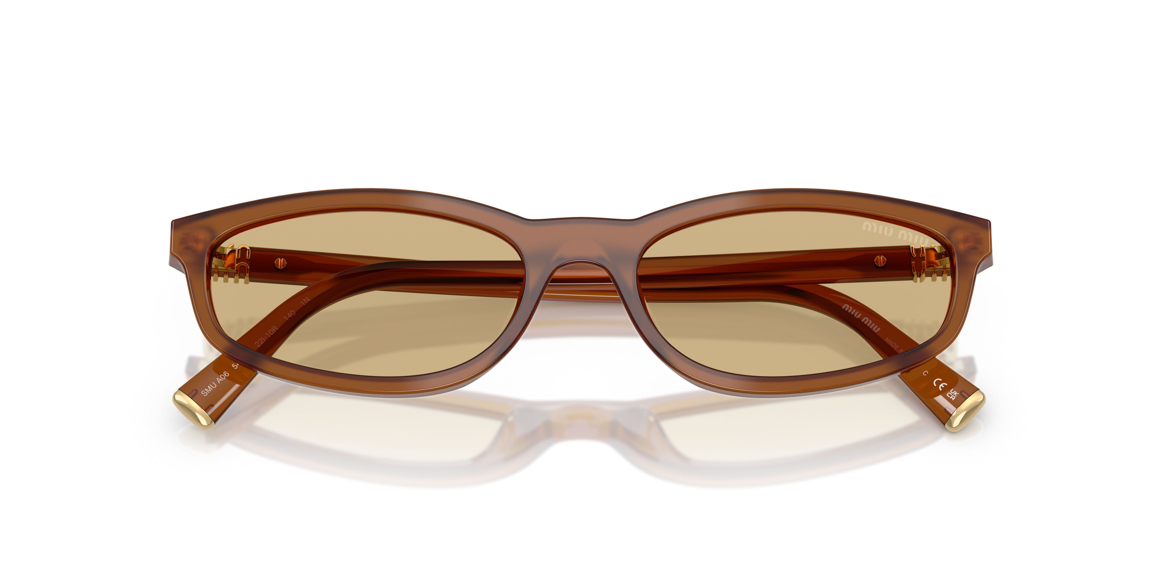Occhiali da sole Miu Miu MU A06S (22I10R) colore ambra opalino forma irregolare lenti giallo