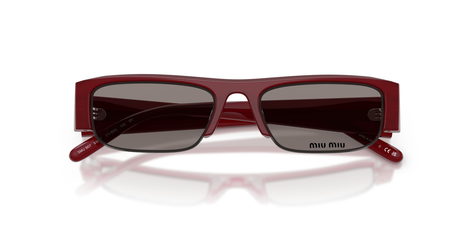 Occhiali da sole Miu Miu MU B07S (21I80Q) colore borgogna opalino forma rettangolare lenti grigio scuro