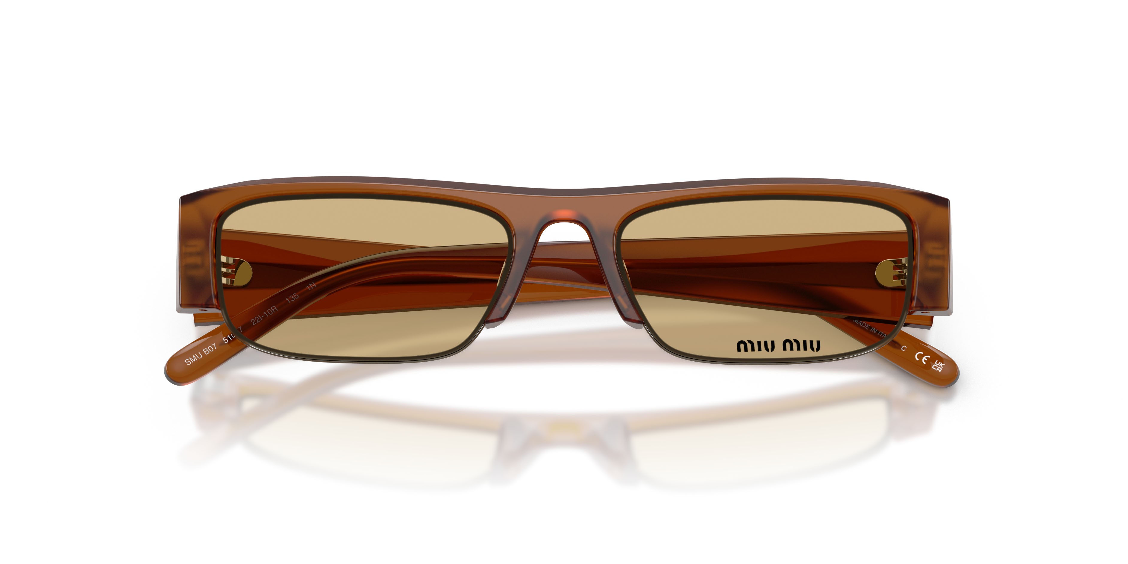 Occhiali da sole Miu Miu MU B07S (22I10R) colore ambra opalino forma rettangolare lenti giallo