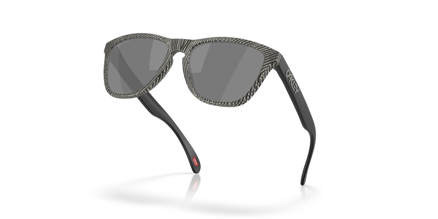Sonnenbrillen Oakley Frogskins OO 9013 (9013M0) farbe inchiostro grigio opaco impronta digitale form quadratisch gläser prizm black
