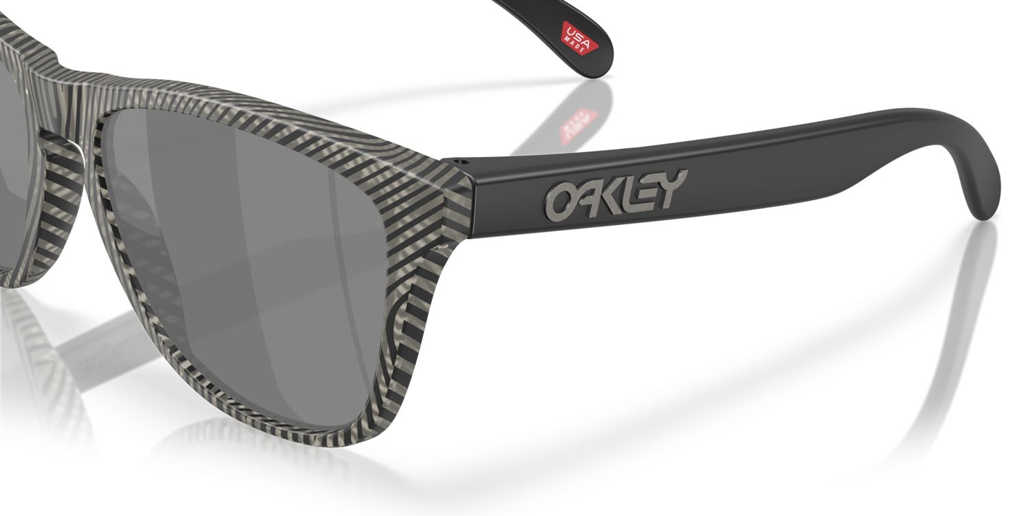 Sonnenbrillen Oakley Frogskins OO 9013 (9013M0) farbe inchiostro grigio opaco impronta digitale form quadratisch gläser prizm black