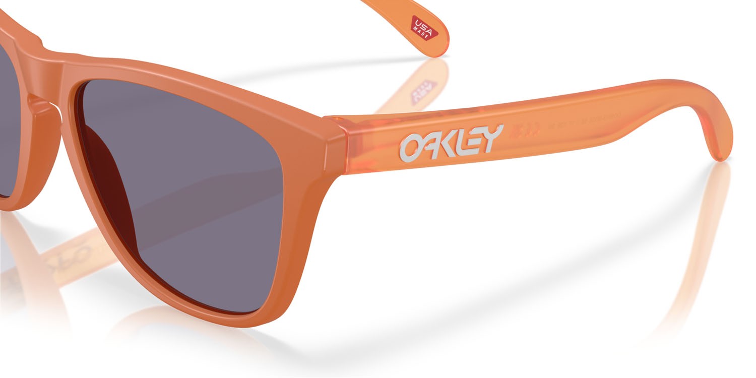Occhiali da sole Oakley Frogskins OO 9013 (9013M1) colore matte ginger forma quadrato lenti prizm grey