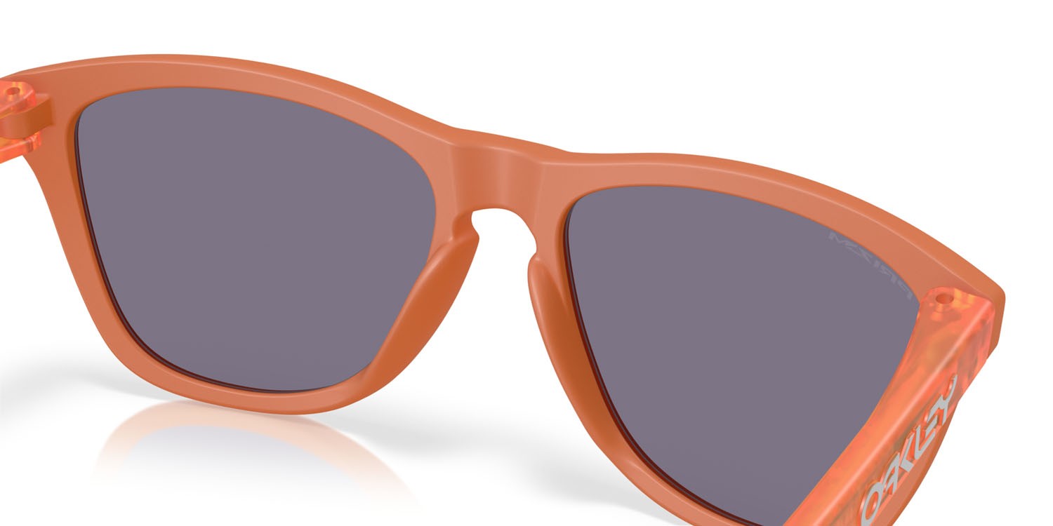 Occhiali da sole Oakley Frogskins OO 9013 (9013M1) colore matte ginger forma quadrato lenti prizm grey