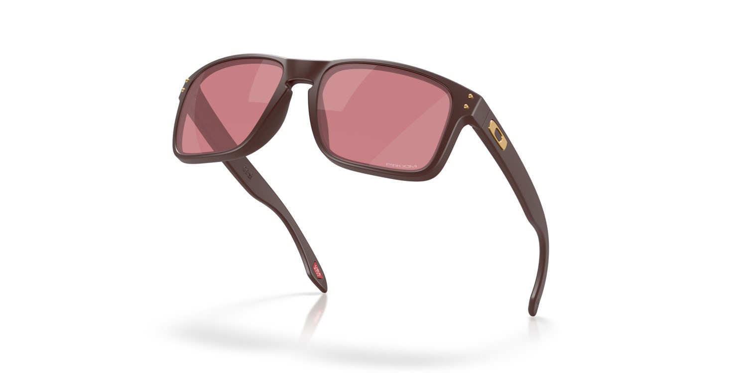 Occhiali da sole Oakley Holbrook OO 9102 (9102Z2) colore grenache opaco forma quadrato lenti prizm dark golf