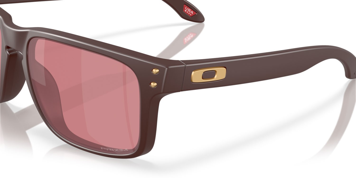 Occhiali da sole Oakley Holbrook OO 9102 (9102Z2) colore grenache opaco forma quadrato lenti prizm dark golf