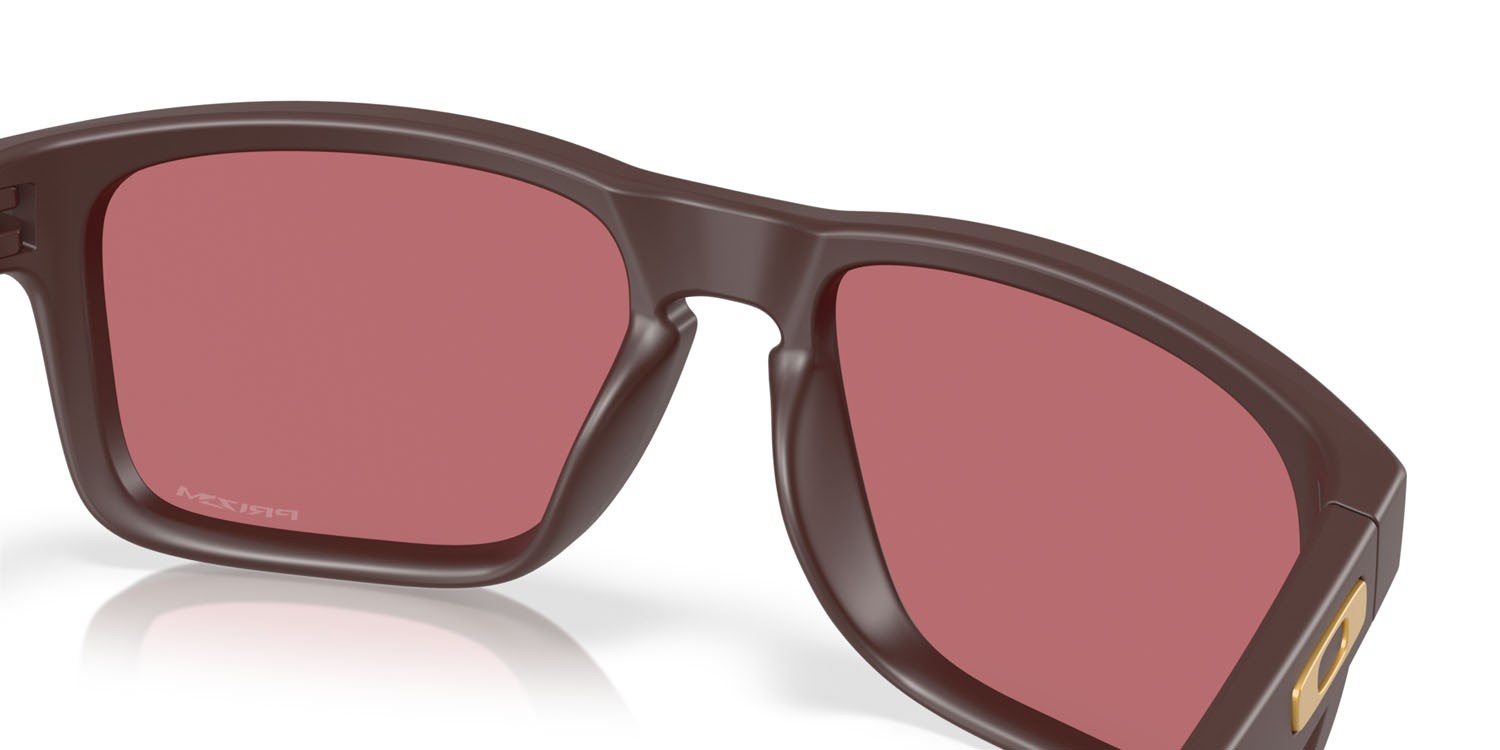 Occhiali da sole Oakley Holbrook OO 9102 (9102Z2) colore grenache opaco forma quadrato lenti prizm dark golf