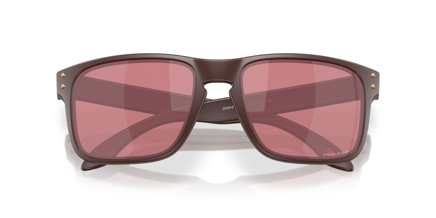 Occhiali da sole Oakley Holbrook OO 9102 (9102Z2) colore grenache opaco forma quadrato lenti prizm dark golf