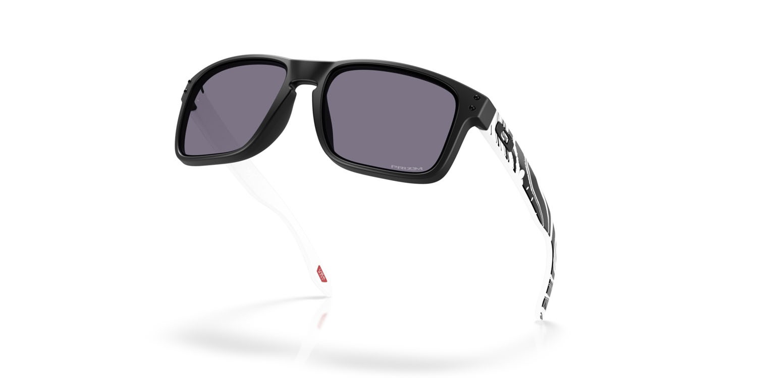 Sonnenbrillen Oakley Holbrook OO 9102 (9102Z5) farbe nero opaco form quadratisch gläser prizm grey