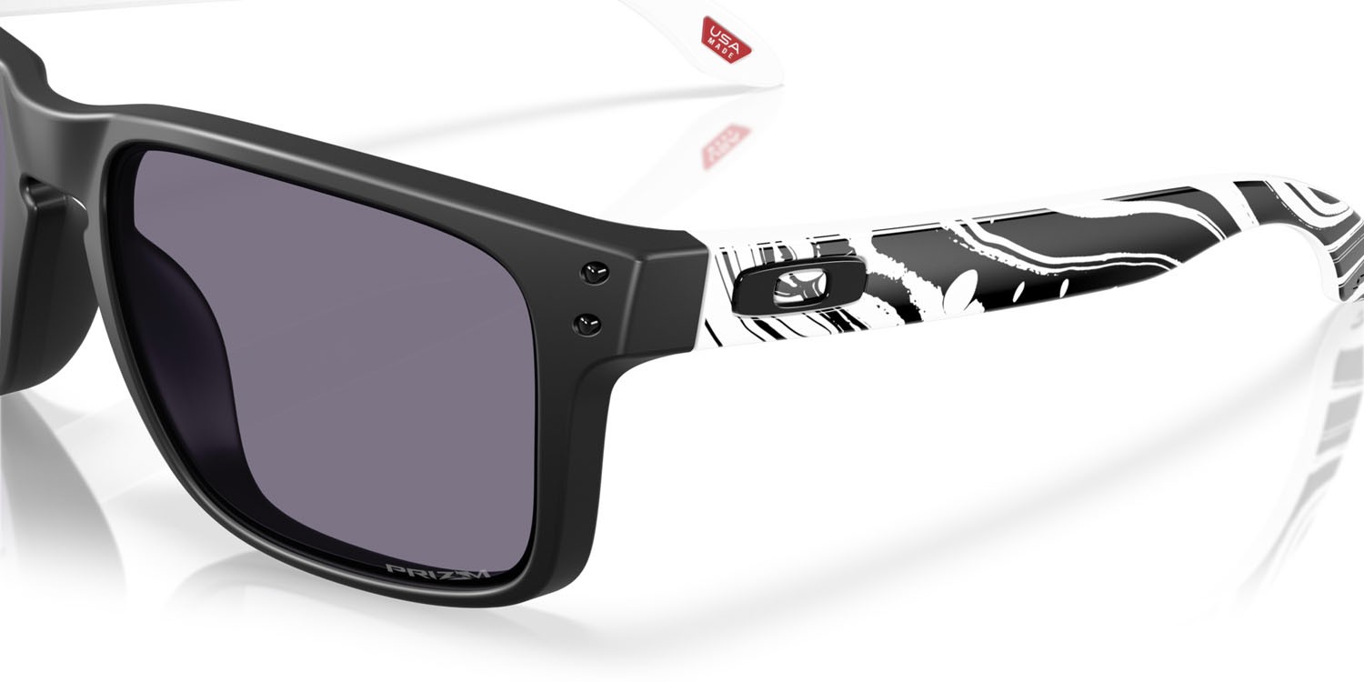 Sonnenbrillen Oakley Holbrook OO 9102 (9102Z5) farbe nero opaco form quadratisch gläser prizm grey